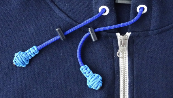 Hoodie dengan Aksen Tali Paracord